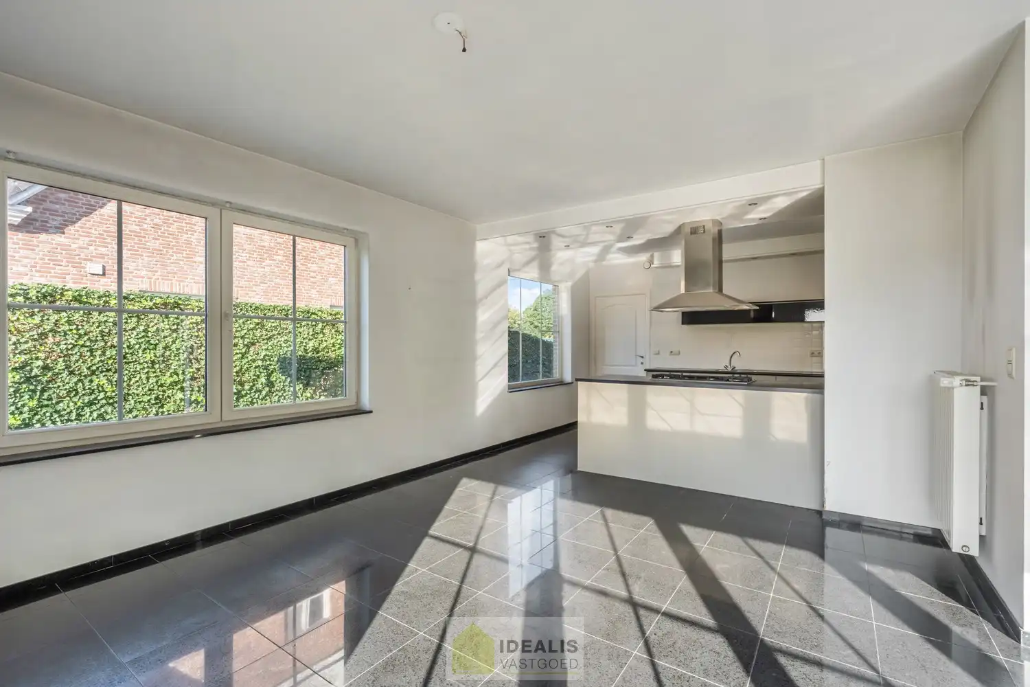 IDEALIS VASTGOED – HEDENDAAGSE EENGEZINSWONING OP RUSTIGE LOCATIE MET AANGELEGDE TUIN OP EEN KNAP PERCEEL (9A87CA) NABIJ HET CENTRUM VAN PELT – De woning omvat een heerlijke lichtrijke open leefruimte met aansluitend goed uitgeruste keuken, fijne wasplaats/berging, 4 royale slaapkamers en goed ingerichte badkamer. Een praktisch ingedeelde woning op een aangenaam en ruim perceel! foto 7