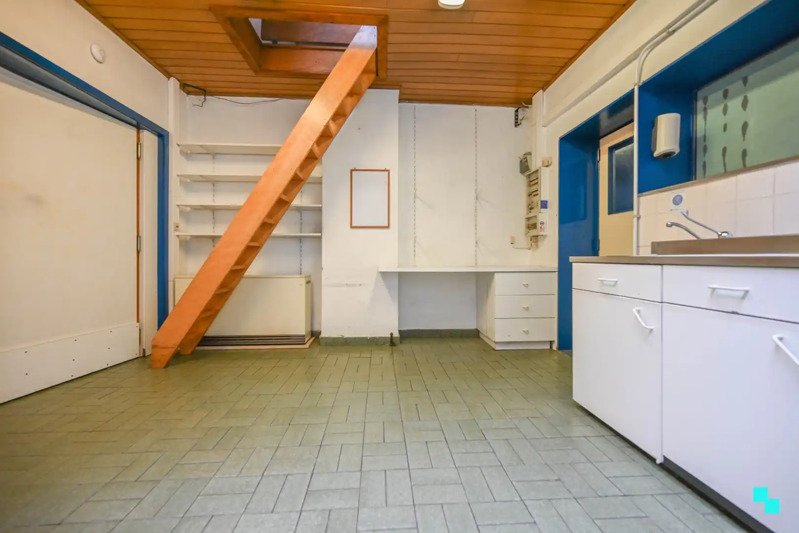 Te renoveren karaktervol handelspand in centrum Waregem foto 12