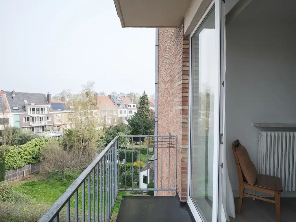 Stijlvol tweeslaapkamerappartement in de Sportstraat, met terras en warm mid-century karakter. foto 12