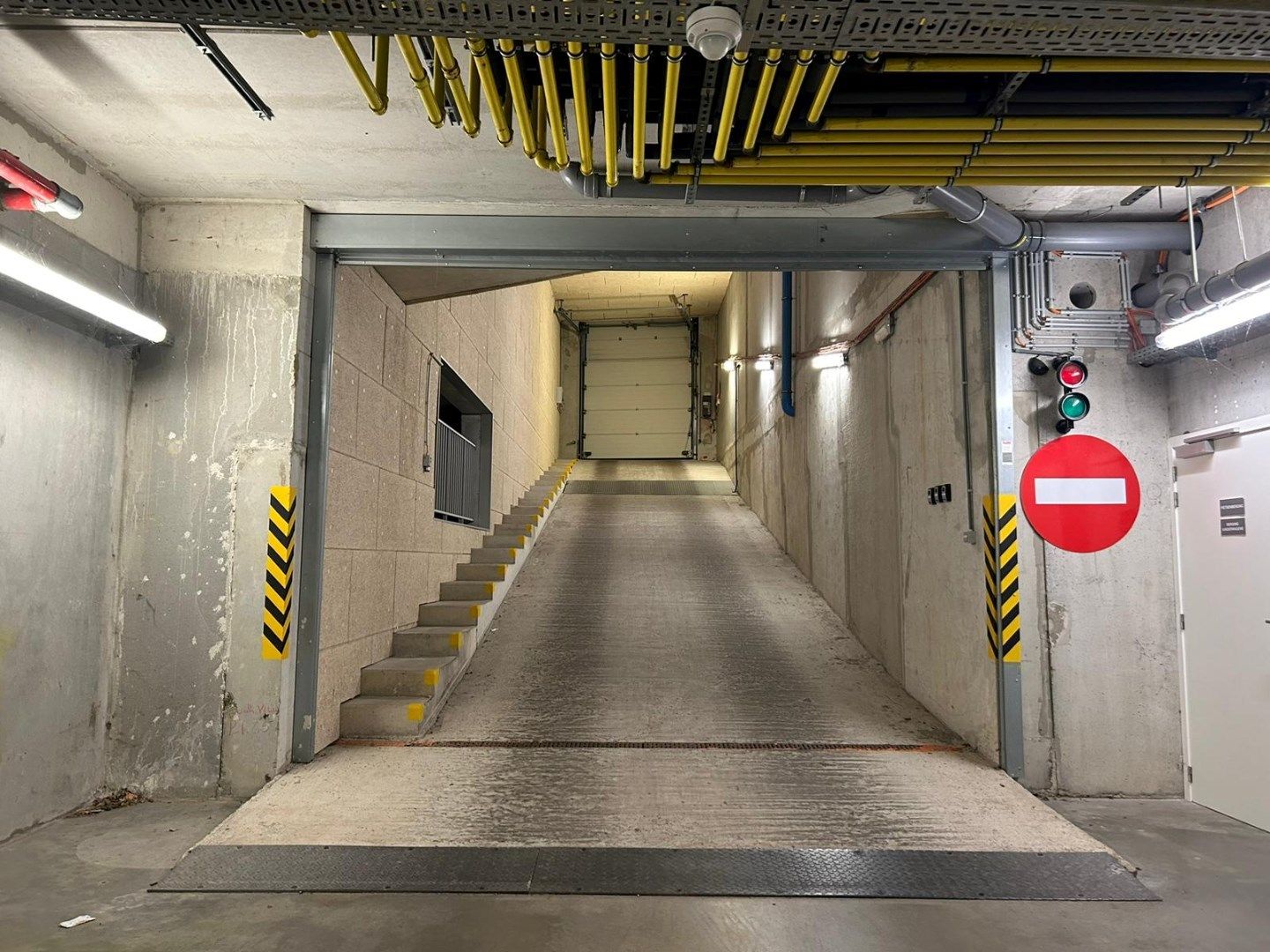 Ruime garagebox vlakbij Zeedijk foto 3