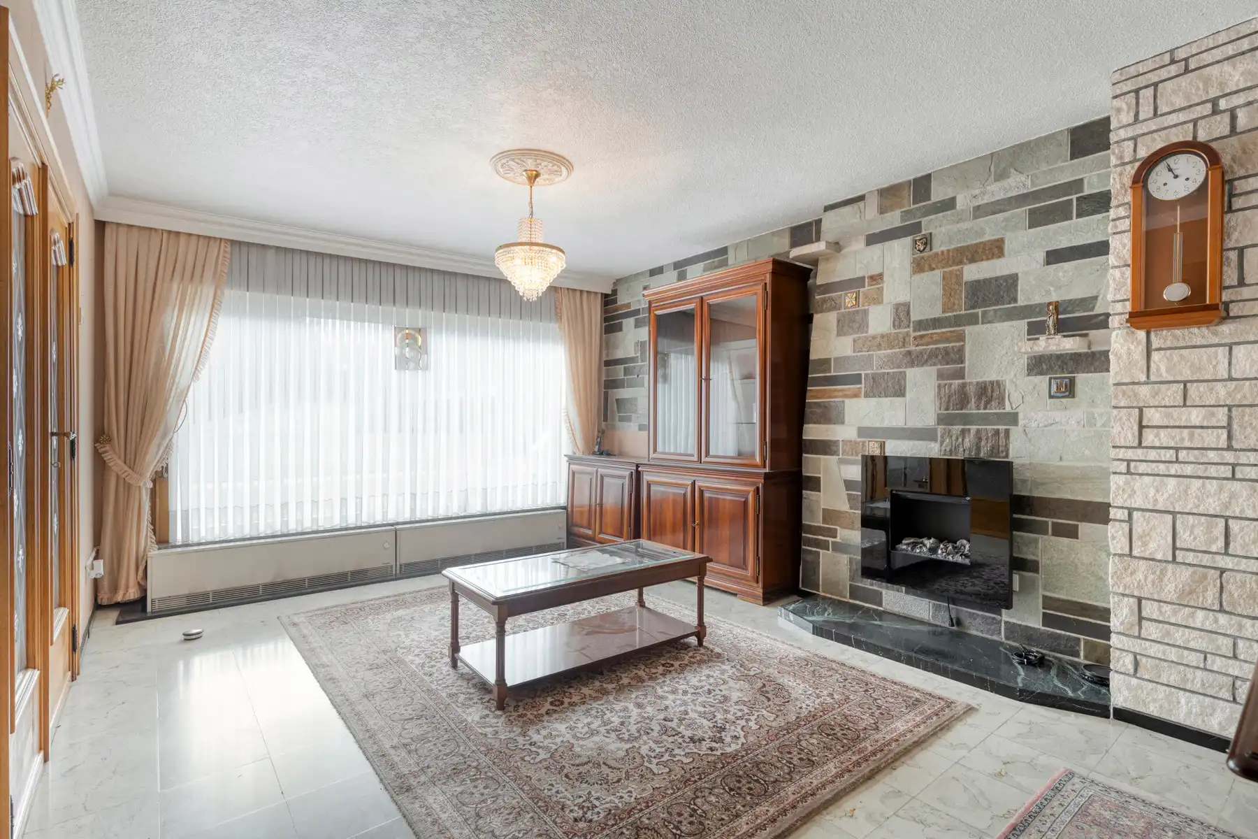 Leemans Immobiliën biedt u deze solide en ruime woning aan op een uitstekende en centrale ligging in Denderleeuw. foto 6