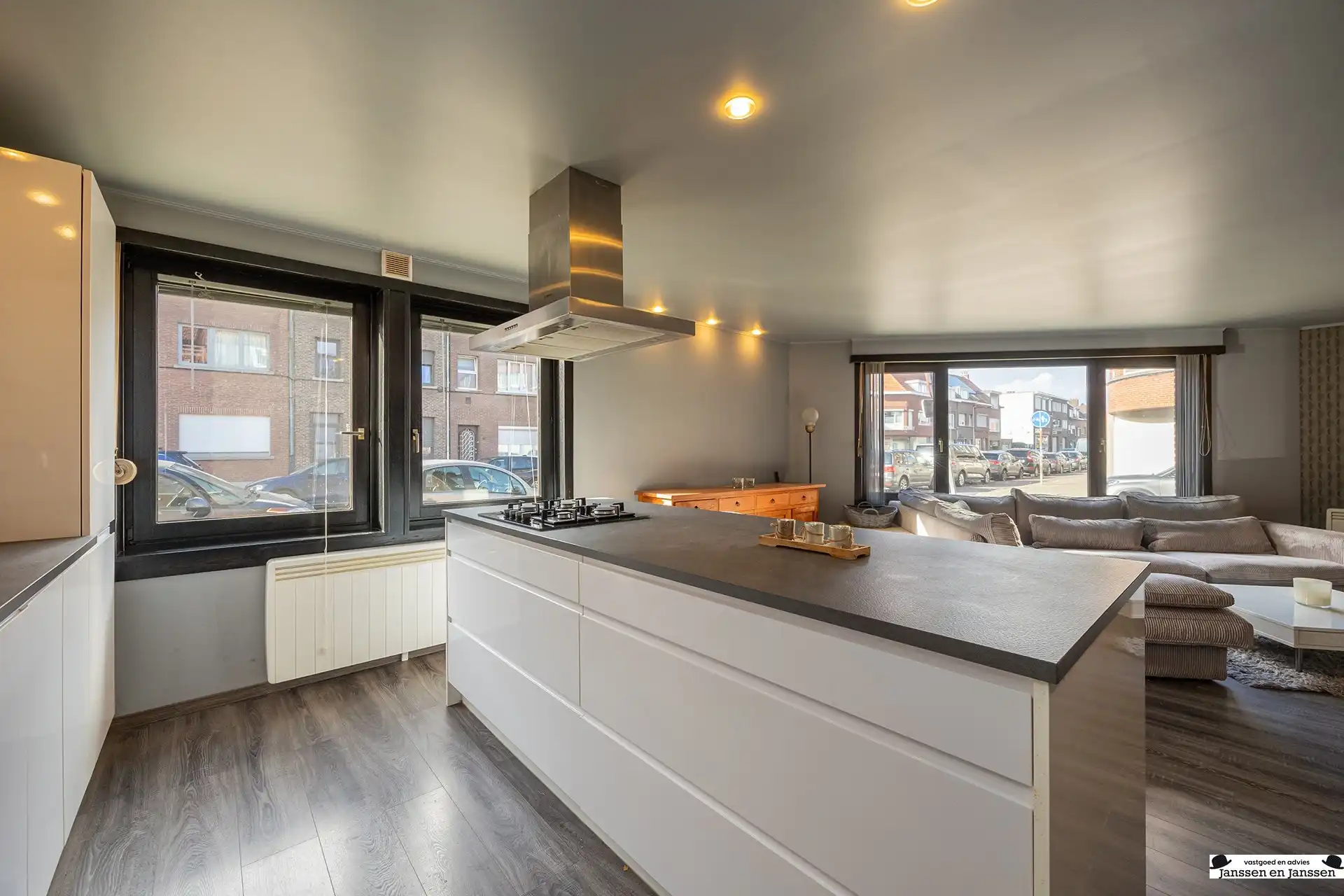 Deels gerenoveerd appartement in het centrum van Merksem! foto 3