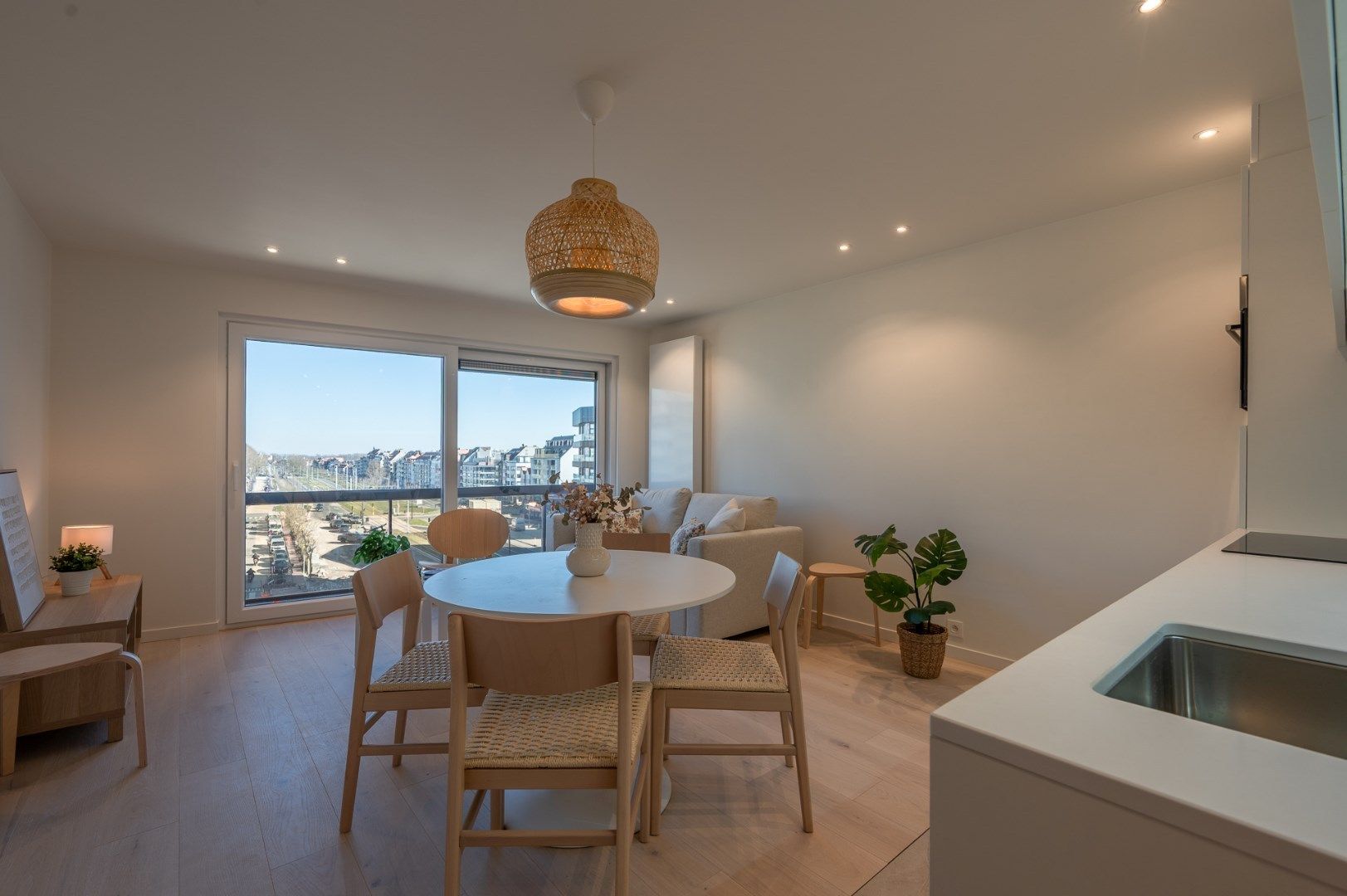 Prachtig gerenoveerd appartement met open panoramische zichten en zeezicht, op het Heldenplein te Heist foto 6