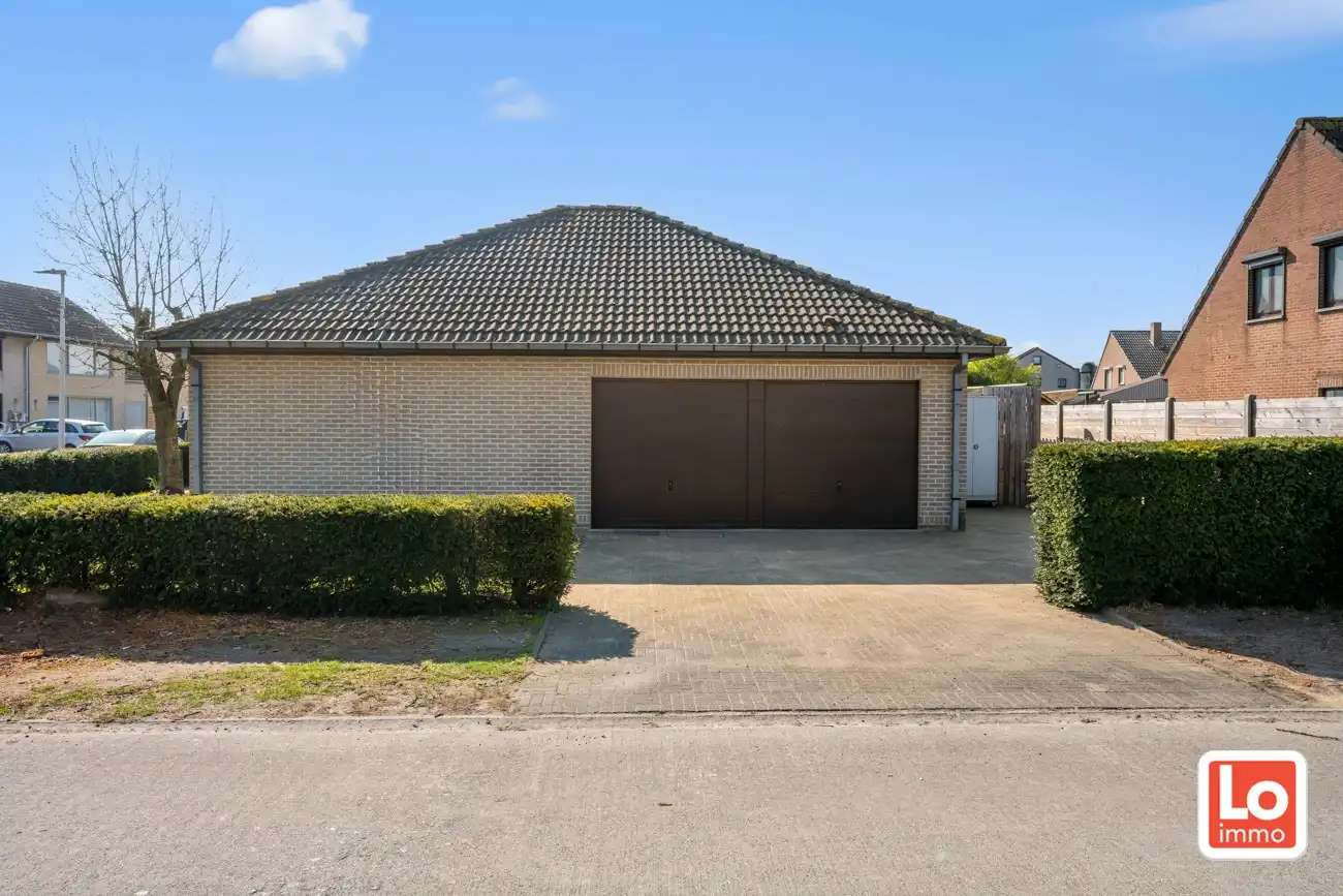 Gelijkvloerse open woning met dubbele inpandige garage en zonnige tuin op een toplocatie nabij het centrum van Lochristi! foto 2