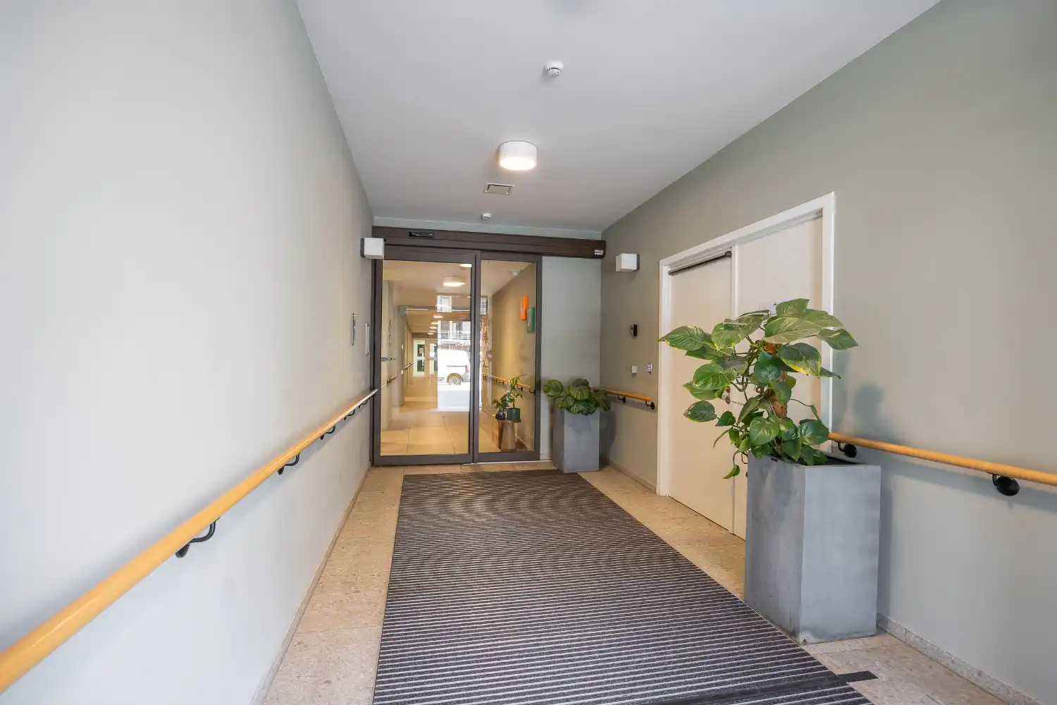 Assistentie-appartement met zijdelings zeezicht op steenworp van de zeedijk. foto 19