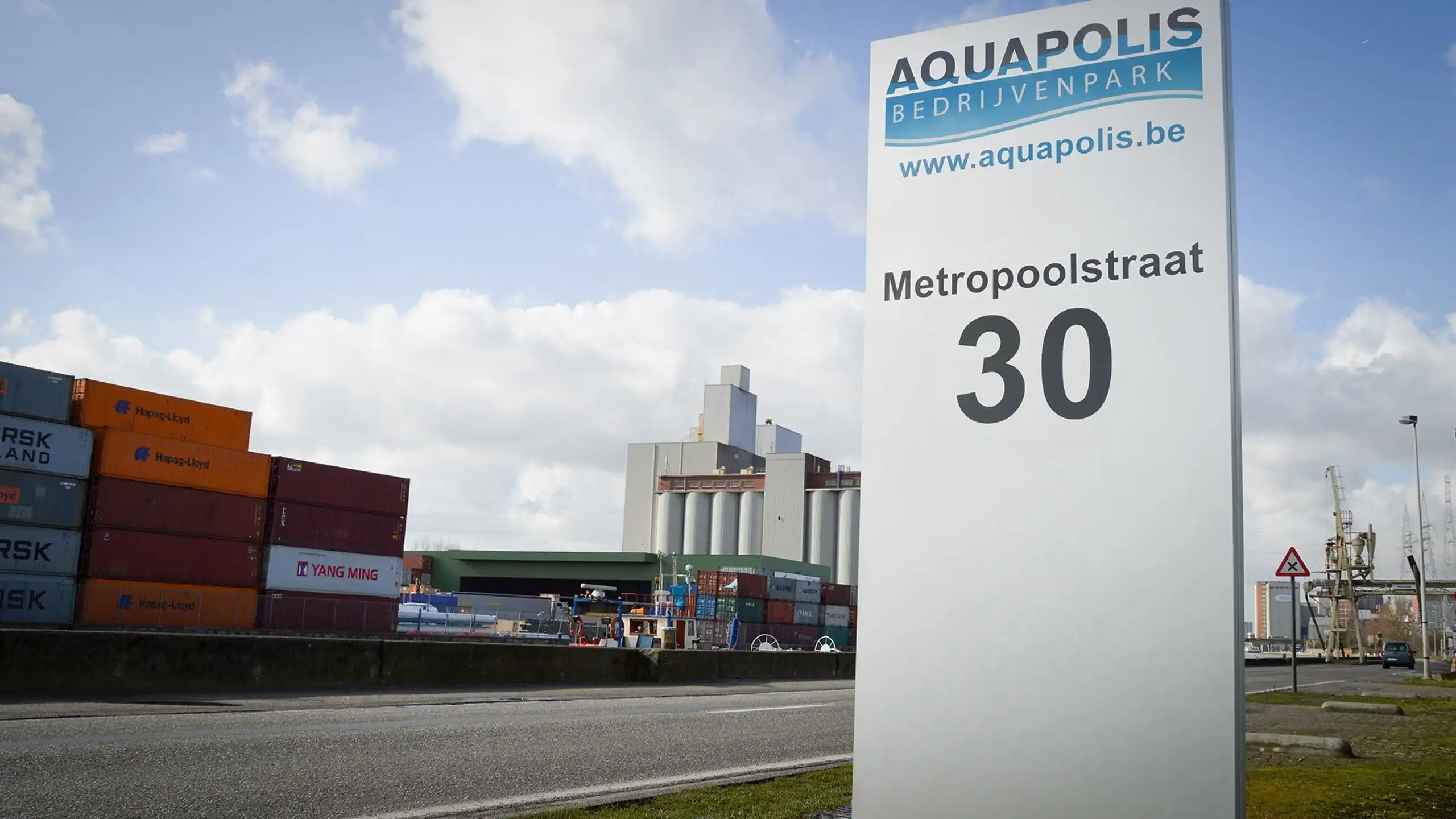 Te Huur 3 Magazijnunits te Schoten (100 m² / 340 m²) foto {{pictureIndex}}