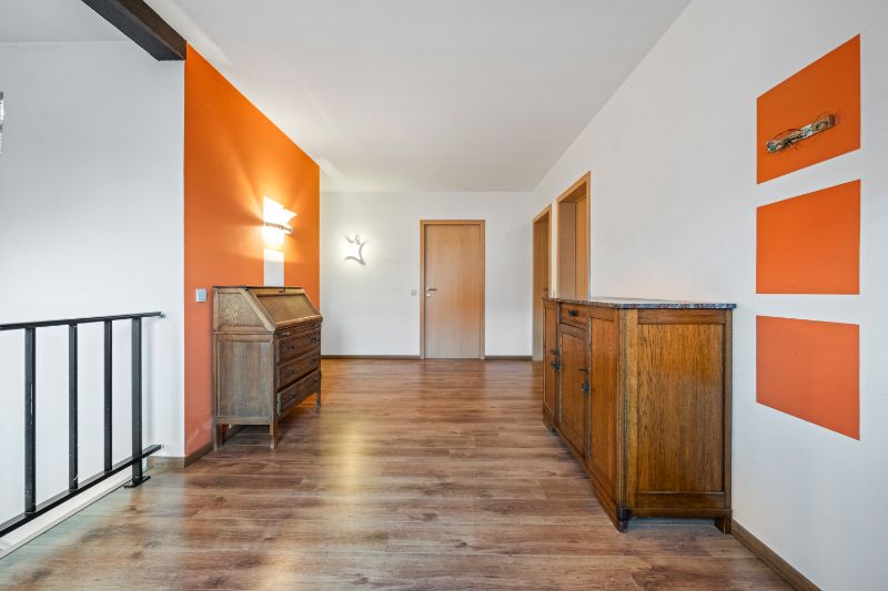 Zonnebeke. Half-open polyvalent ruim gebouw / handelshuis met apart magazijn van +/- 170m2 en  3-5 slaapkamers en apart kantoor / hobby / handelsruimte. Goede staat ! foto 7