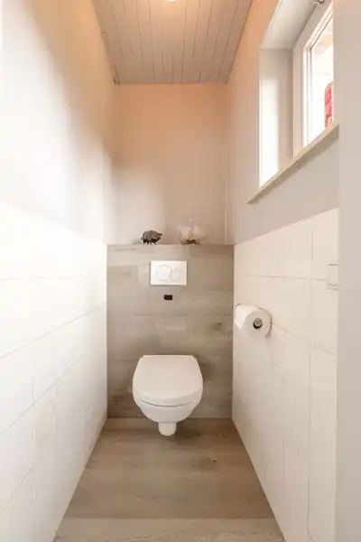 Prachtige alleenstaande instapklare woning met 5 slaapkamers inpandige garage, mooi terras en tuin TE KOOP in hartje Sint-Baafs-Vijve foto 4