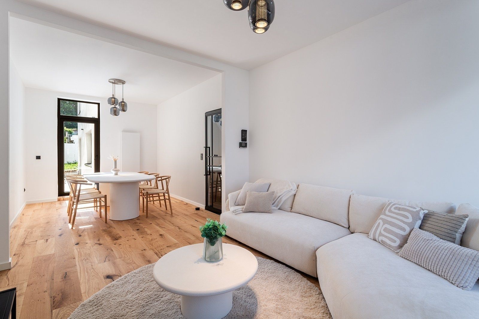 Volledig gerenoveerde, instapklare woning (196 m²) met 5 slaapkamers, moderne keuken & tuin foto 5