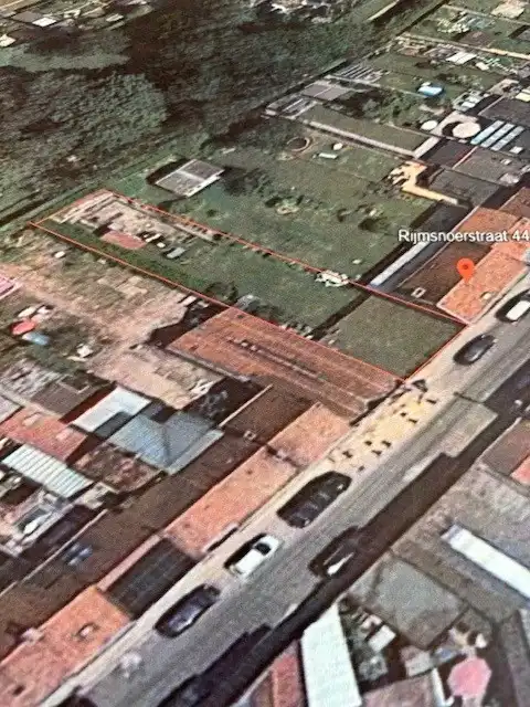 Stuk bouwgrond van 417 m² voor gesloten bebouwing, naast nr. 44  (breedte stuk grond +/- 8m). foto {{pictureIndex}}