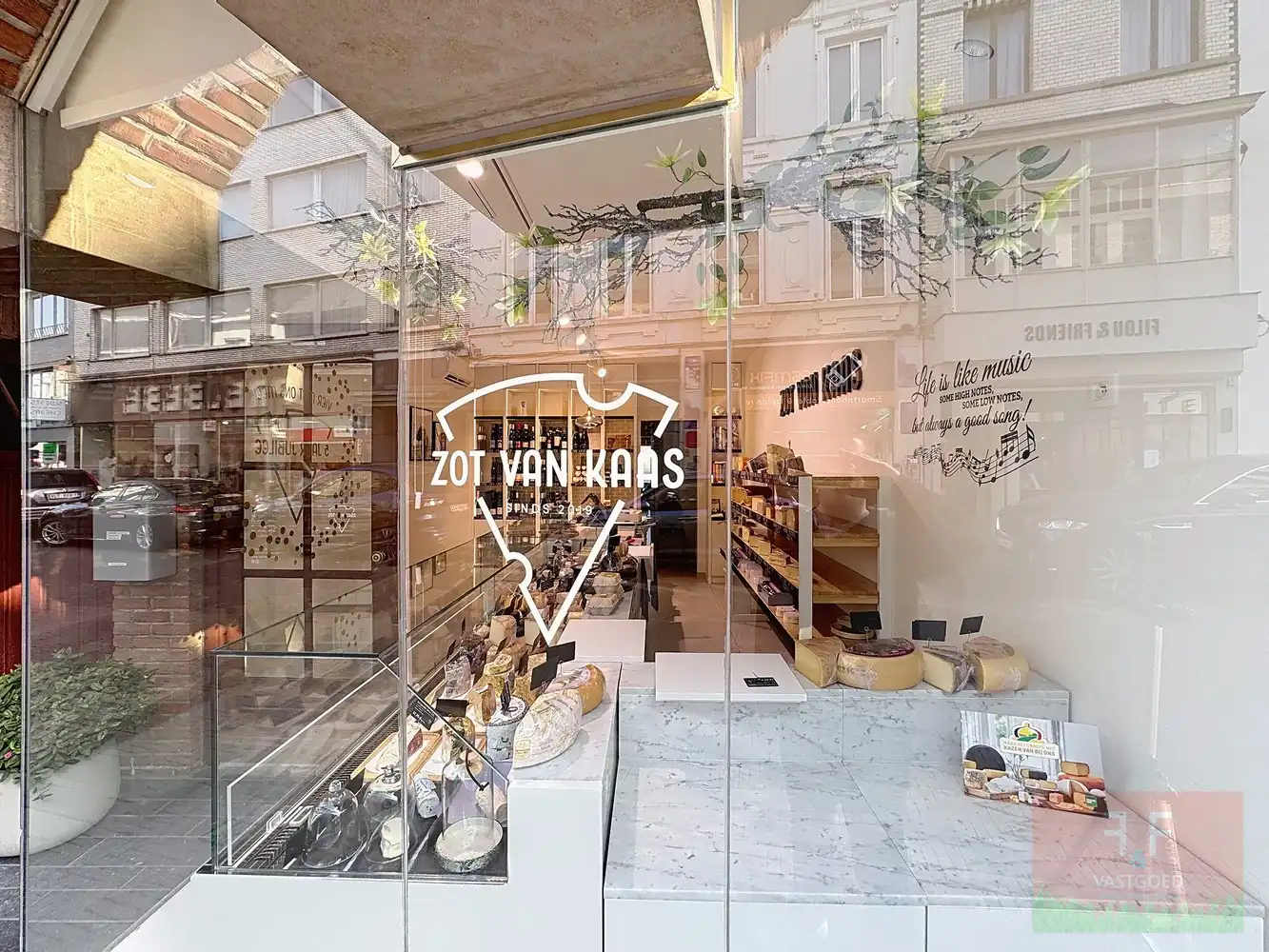 Winkelruimte en triplex appartement met 4 slaapkamers en aparte garage foto 3