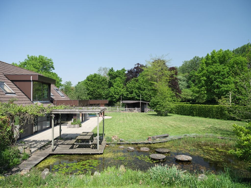 Vrijstaande woning met prachtige tuin en uitzonderlijk bouwvolume (424 m²), omringd door groen foto 13