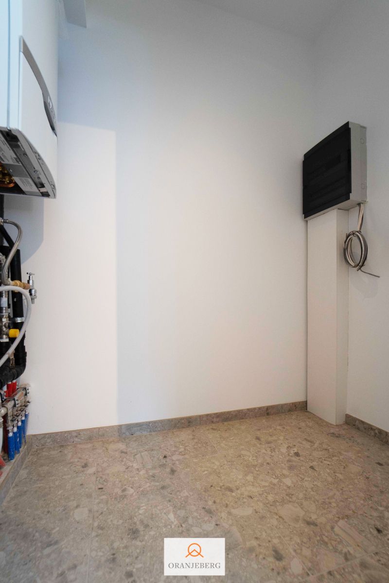 Lichtrijk en gerenoveerd 2 slpk appartement met terras foto 18