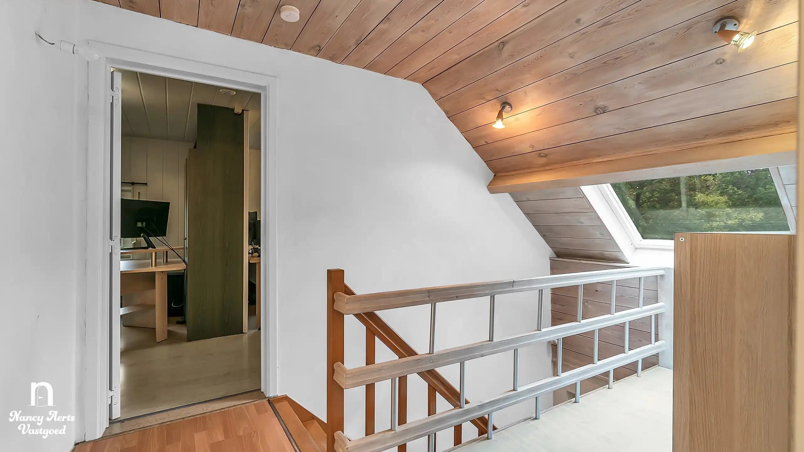 Halfopen gezinswoning met 3 slaapkamers en zonnige tuin foto 13