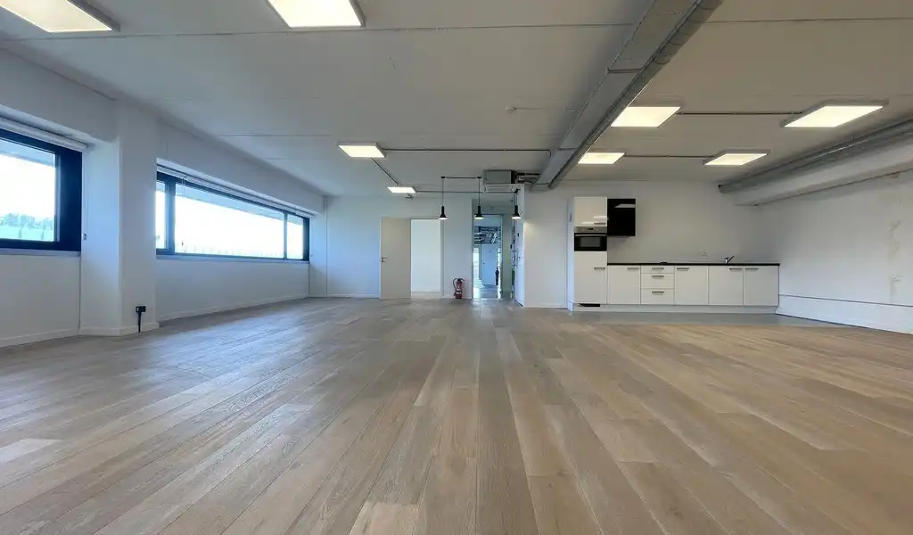 Modern afgewerkte kantoorruimte te huur in Burcht foto 10