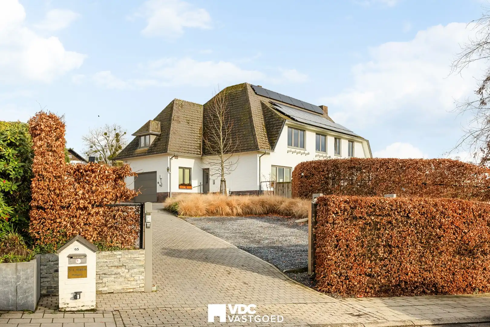Ruime villa met praktijkruimte of extra woonruimte op perceel van 1.799 m² foto 2
