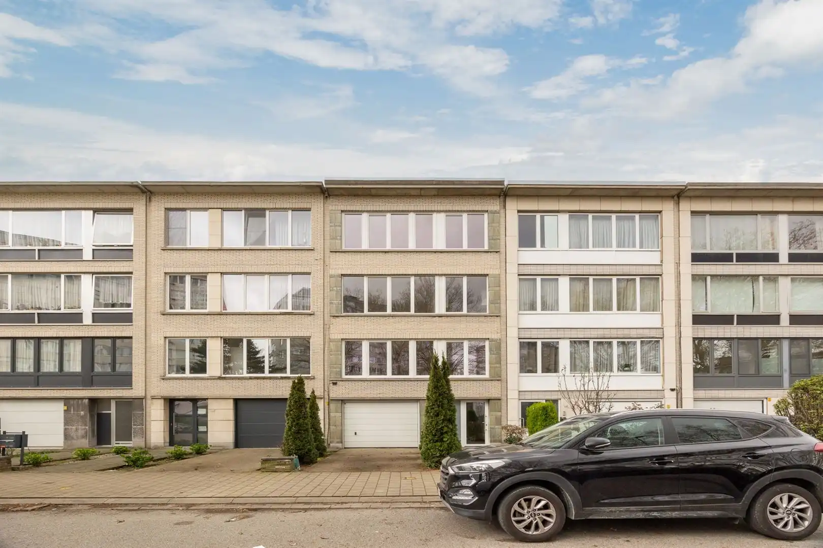 Gelijkvloerse triple garage/magazijn met tuin foto 8