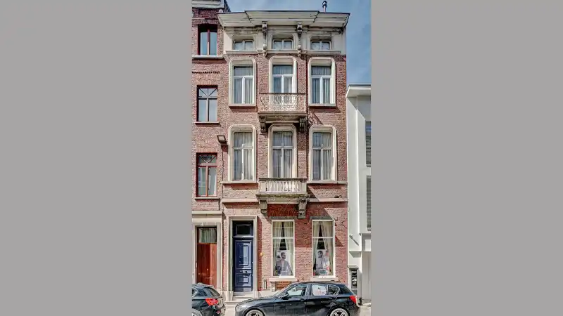 Ruime herenwoning met mogelijkheid handelsgelijkvloers/praktijkruimte/kantoren met woonst op 1 are 79 ca met stadstuintje foto {{pictureIndex}}