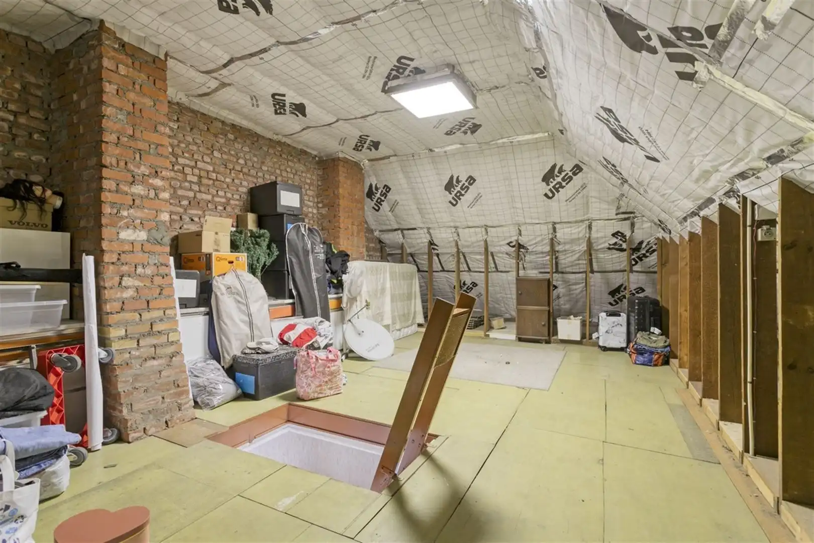 Ruime hoekwoning met 3 slaapkamers, grote zolder en 4 garages. foto 19