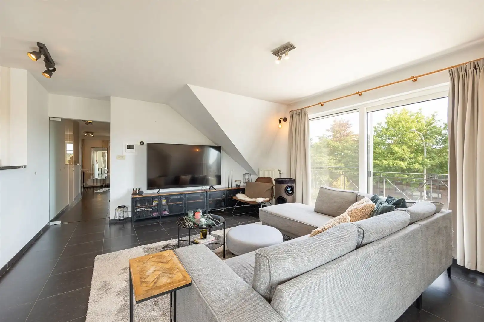 Lichtrijk penthouse met terras, zolder en dubbele garagebox. foto 4