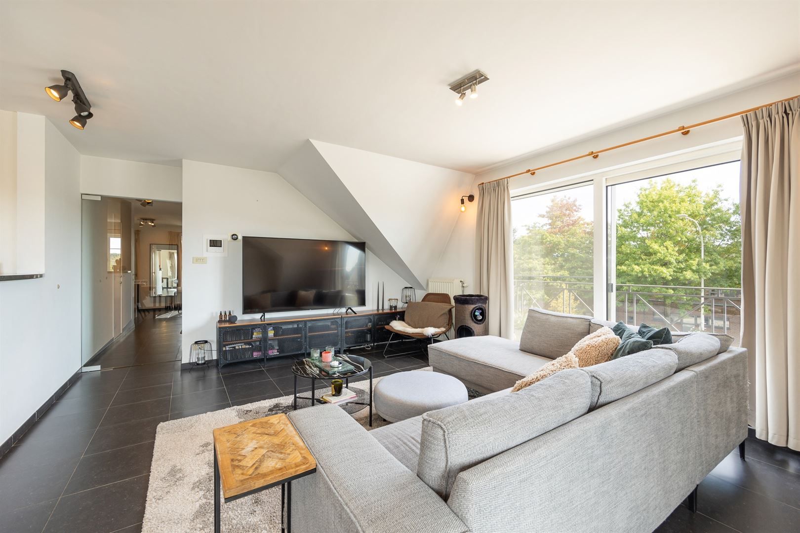 Lichtrijk penthouse met terras, zolder en dubbele garagebox. foto 4