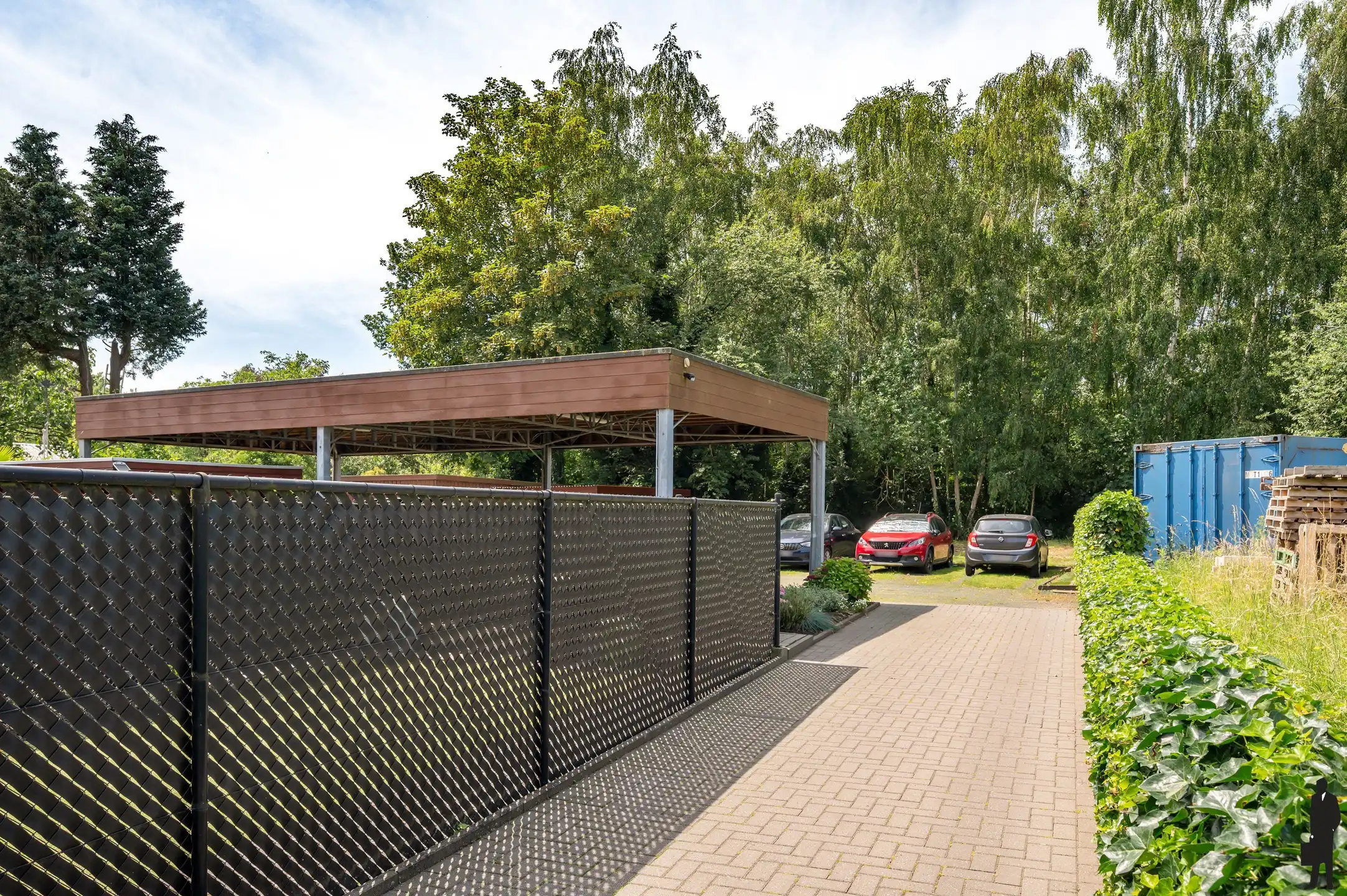 Instapklaar duplex appartement met 2 slaapkamers, ruim terras en carport&nbsp;in het centrum van Essen. foto 24
