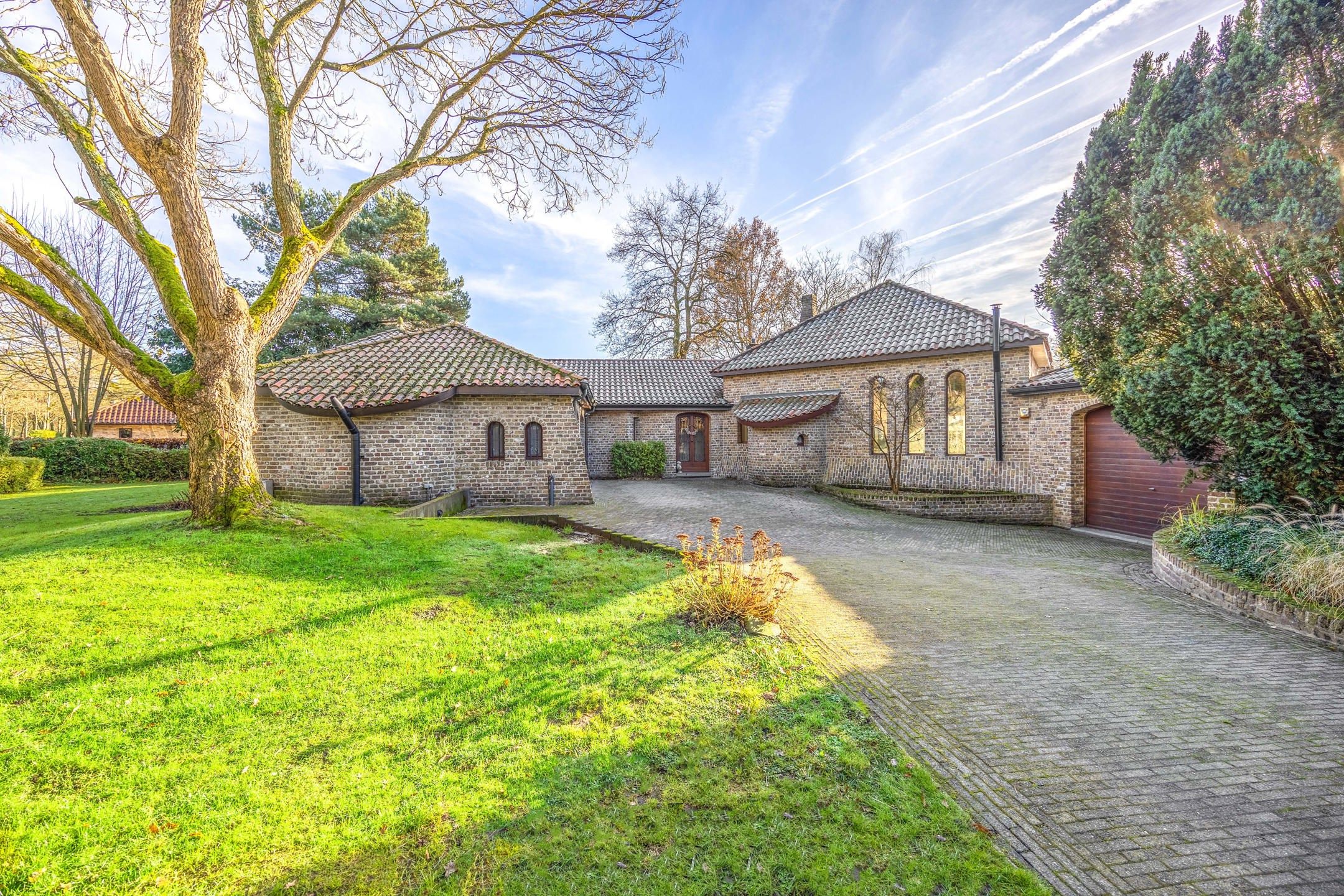 Unieke woning met veel potentieel en goede bereikbaarheid foto {{pictureIndex}}