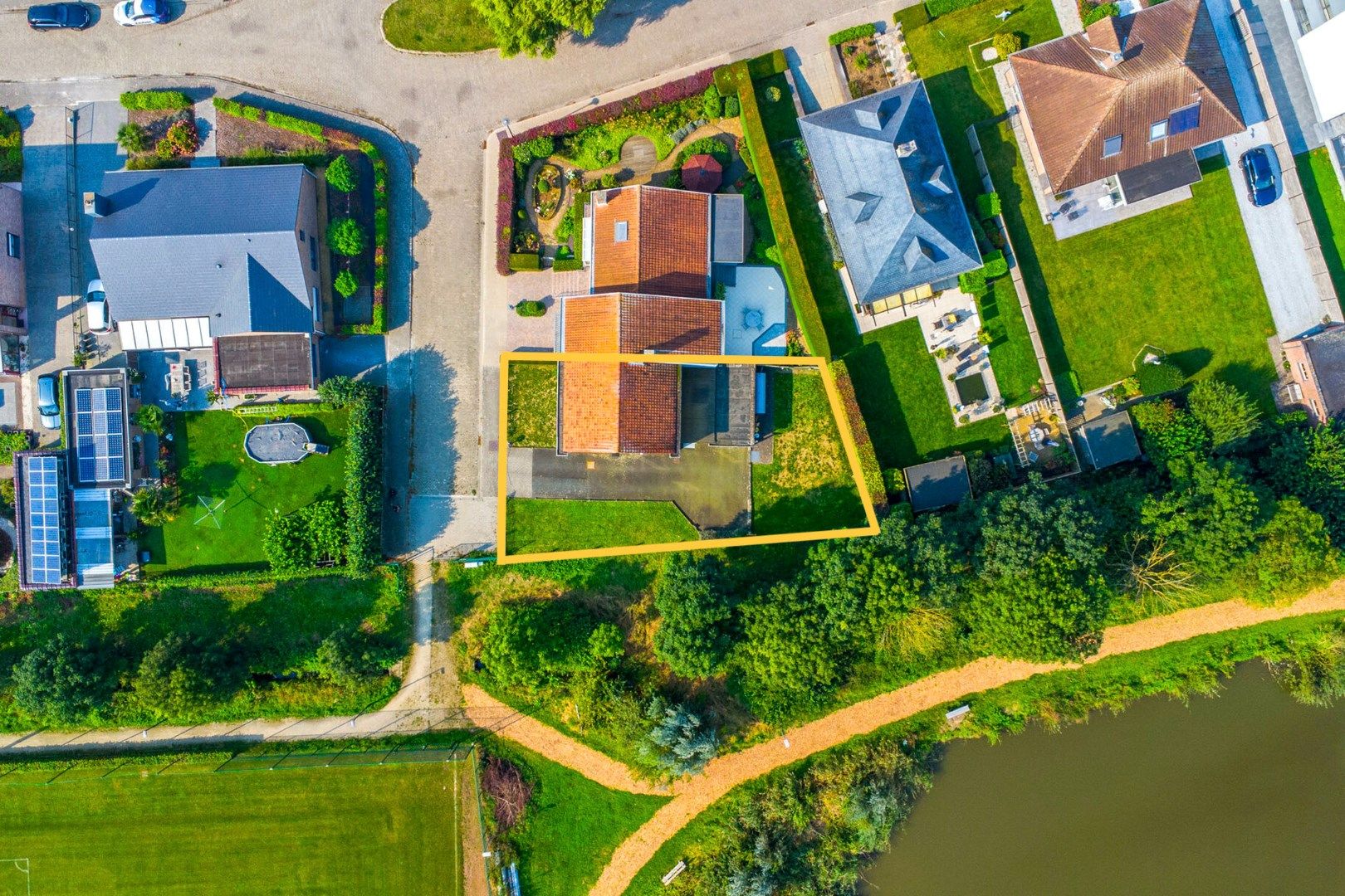 Halfopen bebouwing met 2 slaapkamers, tuin en garage - TOP-ligging en TOP-oriëntatie foto 3