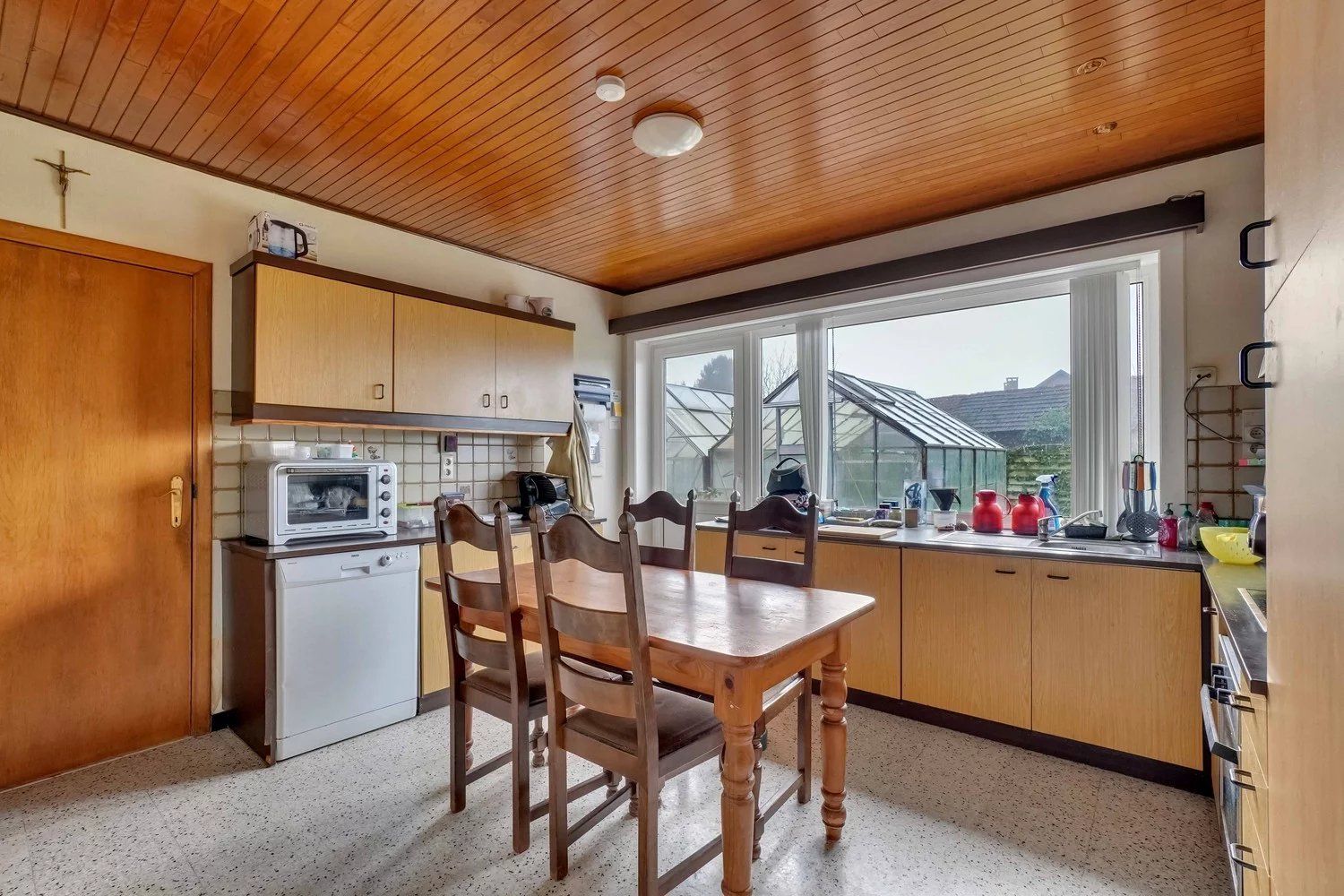 Bungalow met vier slaapkamers en ruime tuin foto 5