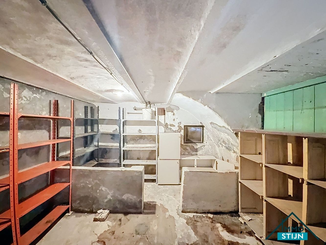 Ruime te renoveren woning met veel potentieel foto 7