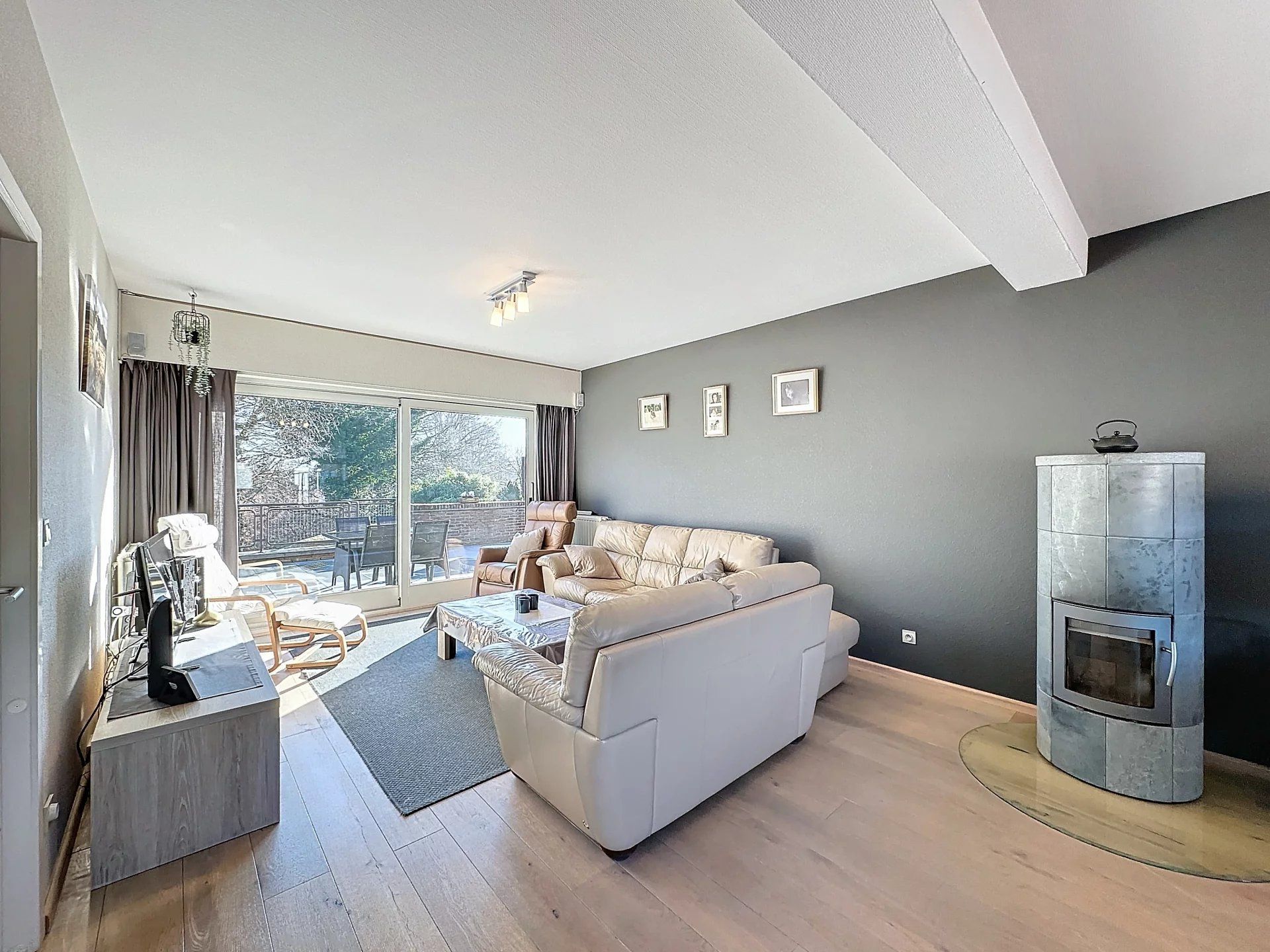 Ruim appartement met 4 slaapkamers, groot terras, tuin en garage. foto {{pictureIndex}}