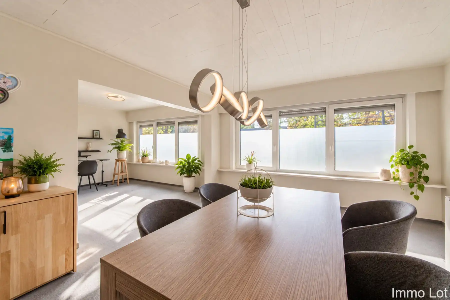 Woning met groot magazijn, dubbele garage en apart bureau foto 5
