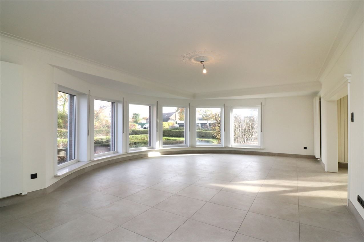 Villawoning met 4 slaapkamers en bijgebouw foto 9