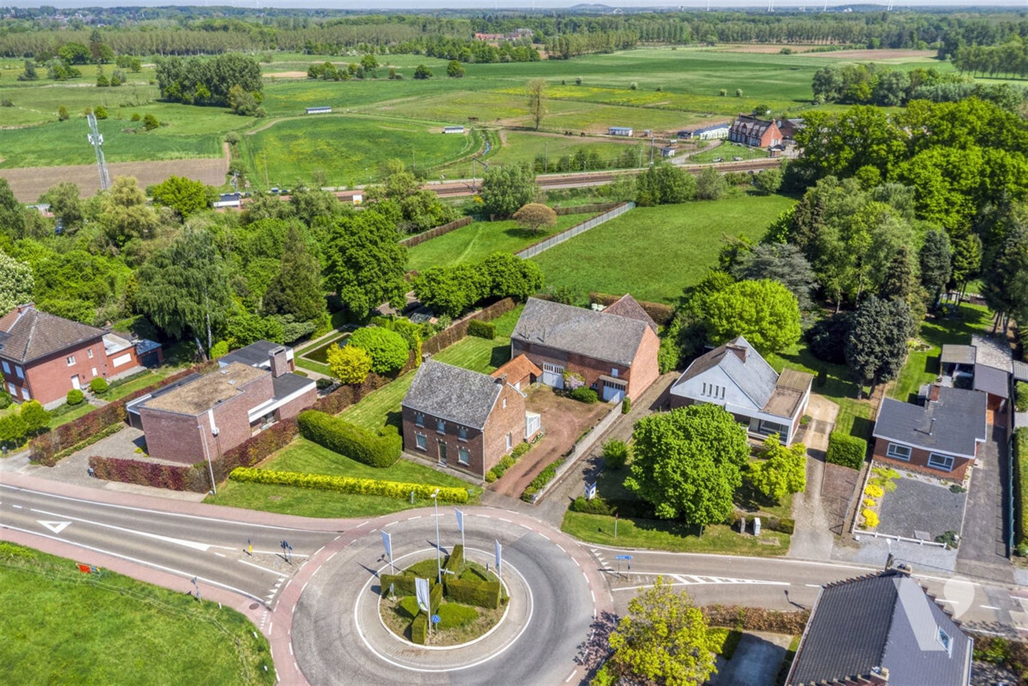 Statige woning met bijgebouw, tuin en weiland op 61a87ca foto 2