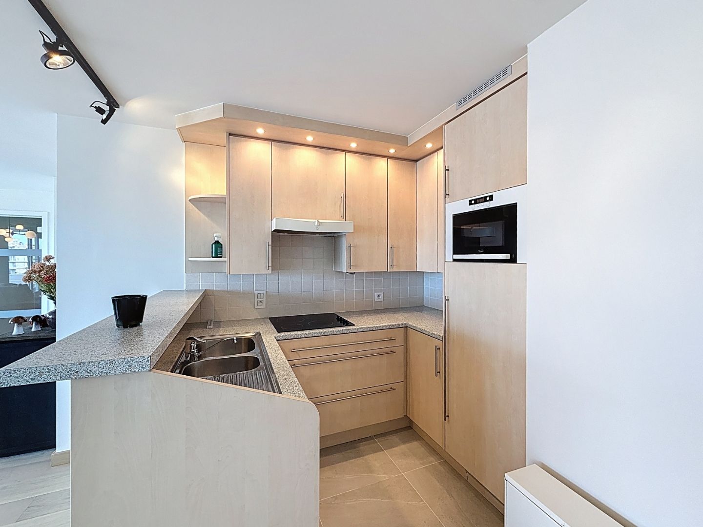 Ruim twee-slaapkamerappartement met uitzicht op zee en de Sint-Bernarduskerk foto 6