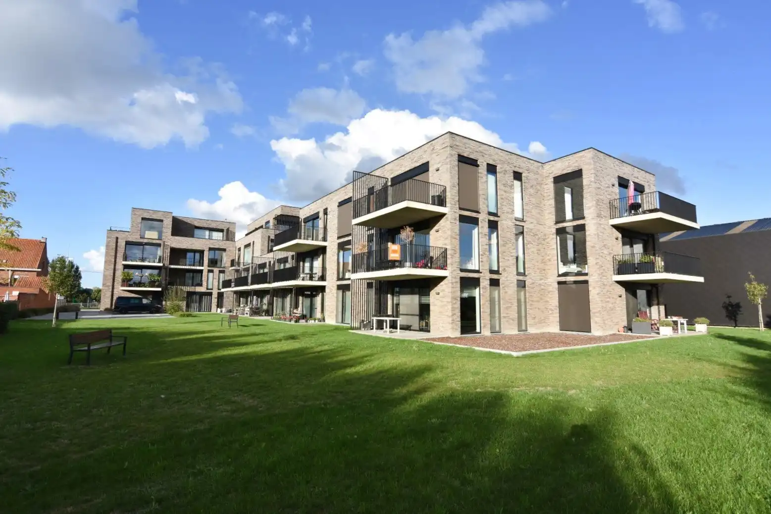 Lichtrijk 2-slpk appartement met ruim terras foto 2