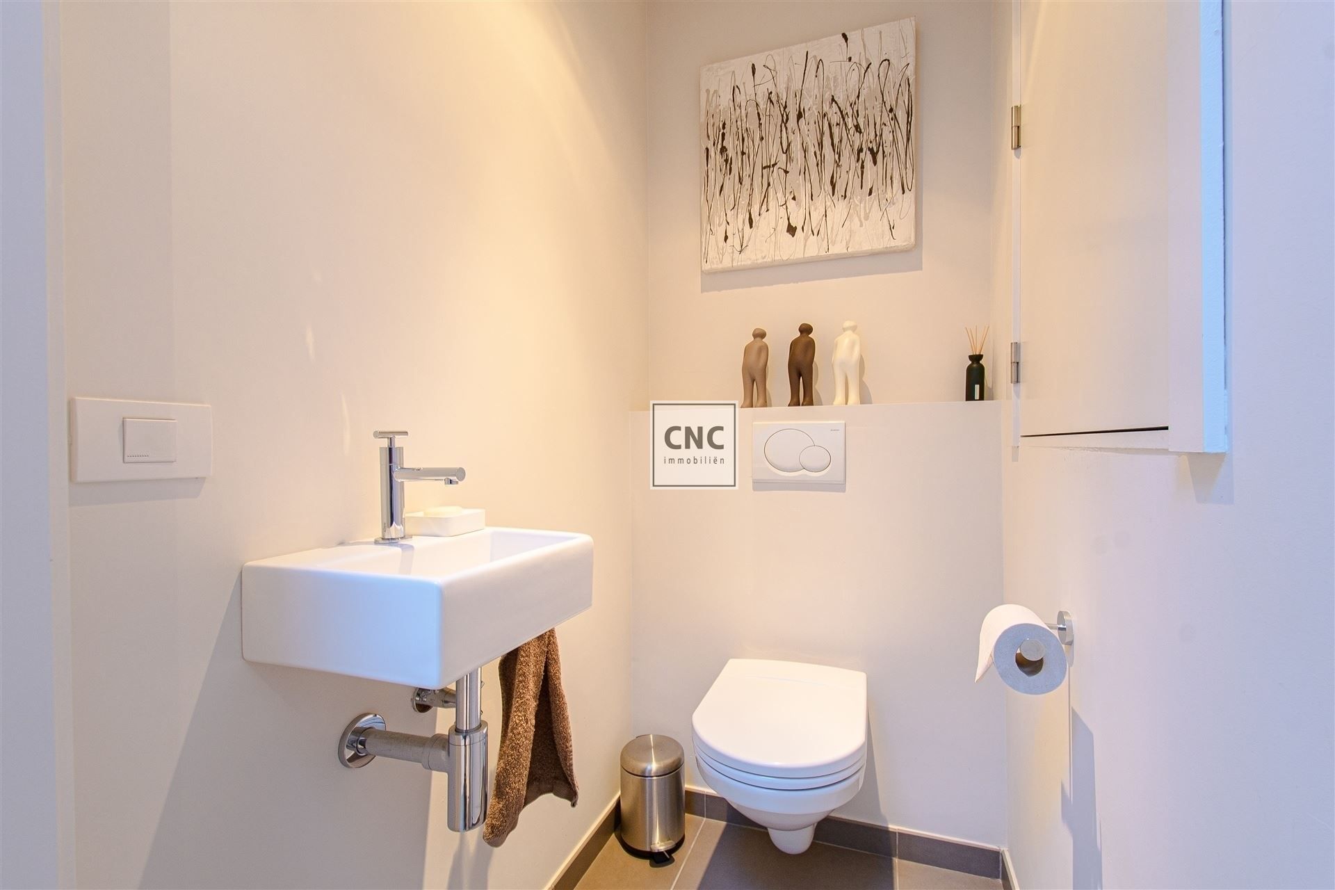 Prachtig afgewerkt en lichtrijk duplex-appartement in het hart van Knokke, gelegen aan de zonnekant van de Zoutelaan, vlakbij de Lippenslaan. foto 17