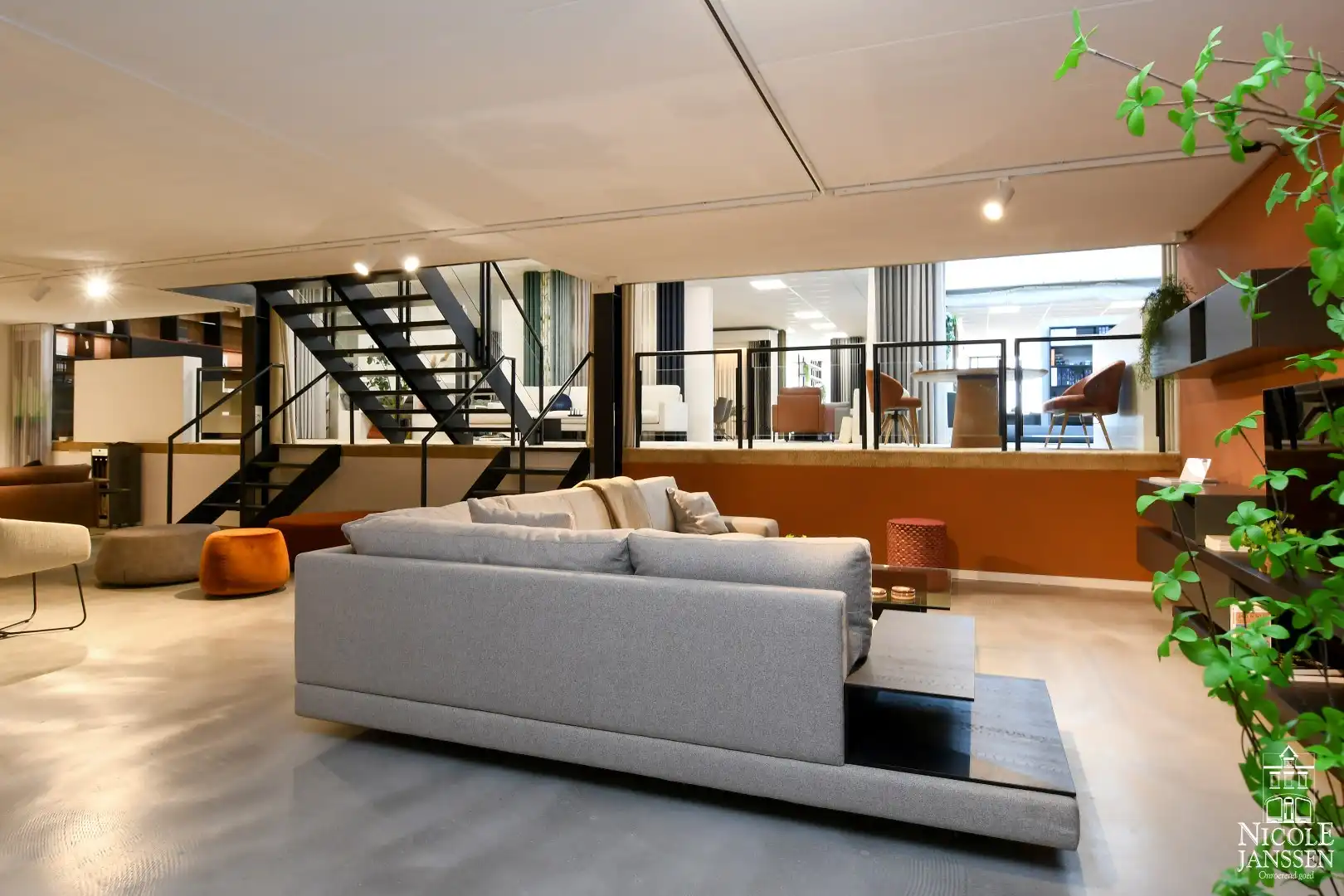 Ruim en luchtig handelspand van ca. 1050m² foto 16