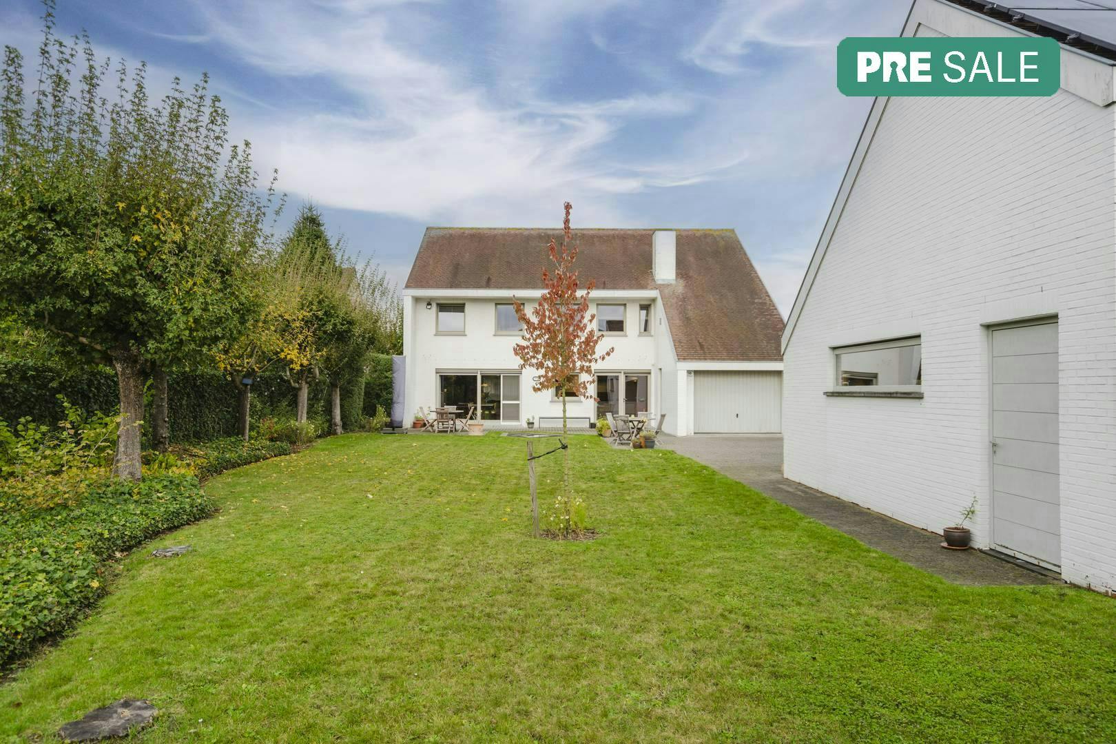 Ruime, gerenoveerde villa op 1327 m² met zuidgerichte tuin in rustige villawijk foto {{pictureIndex}}