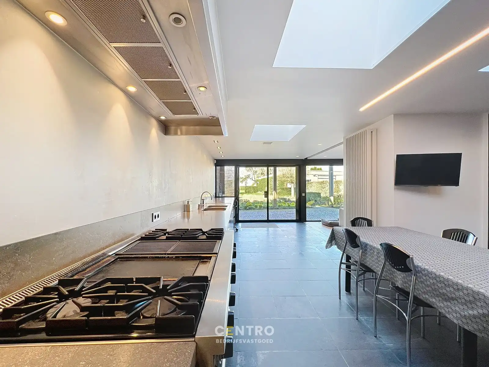 Luxueuze woning (4 slpks) + ruime showroom (of winkel, praktijkruimte, diensten, vrij beroep,...) met kantoor te Hooglede! foto 17