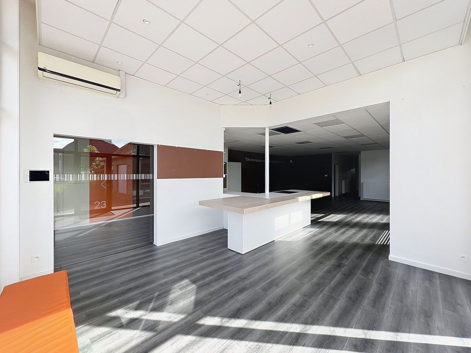 Instapklaar lichtrijk GERENOVEERD pand met mooie open kantoor/praktijkruimte en 4 aparte burelen/consultatieruimtes. foto 9