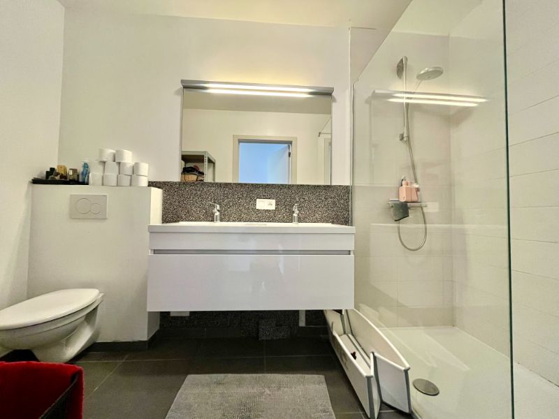 RECENTE WONING MET TUIN EN AUTOSTAANPLAATS foto 7