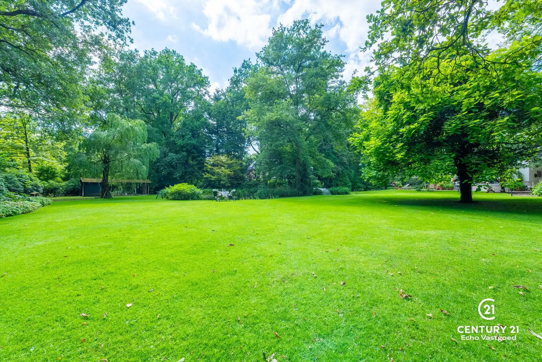 Karaktervol landhuis met prachtige tuin op ca 2202m² foto 3