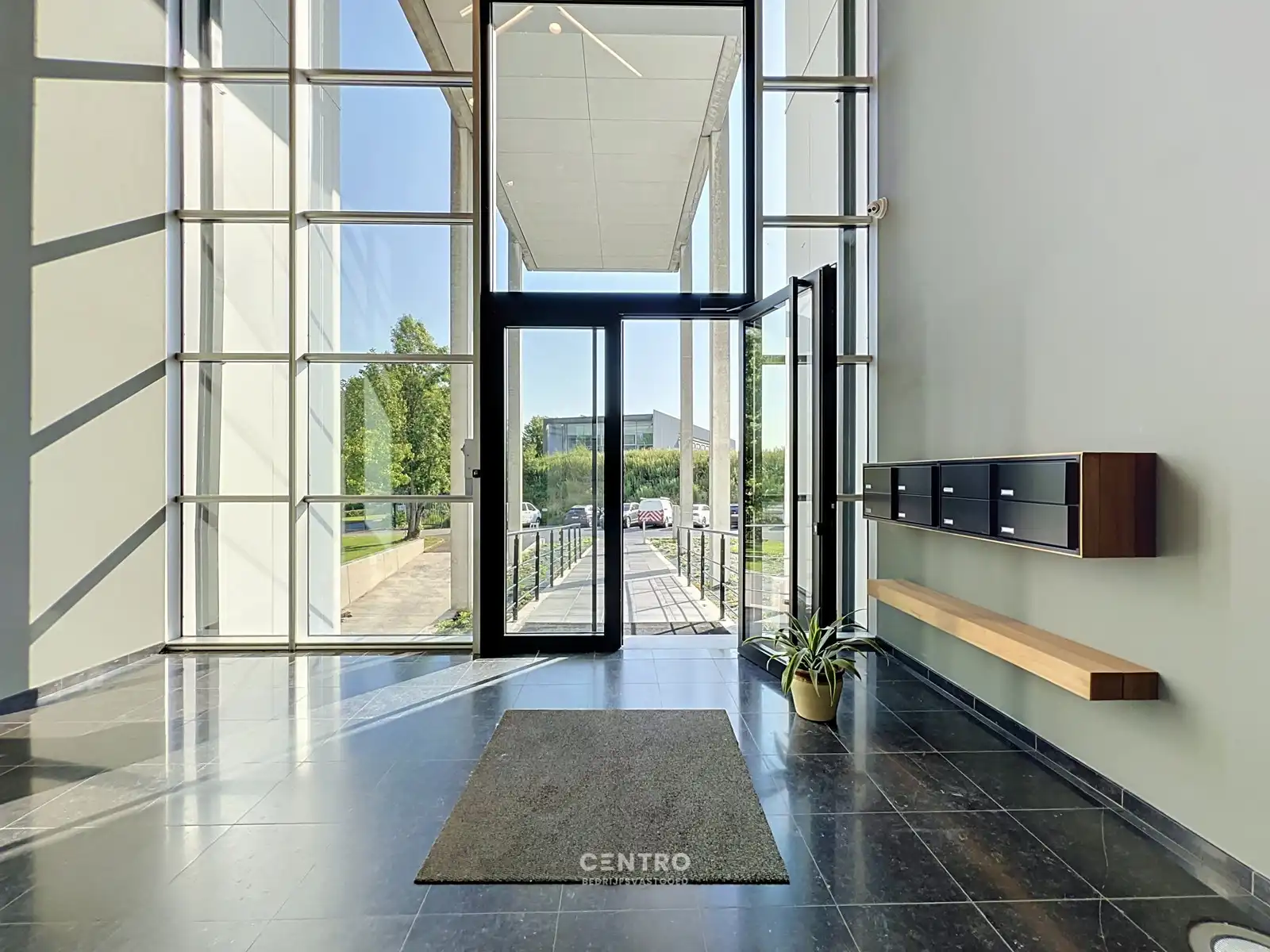 Energiezuinige, vernieuwde SERVICED kantoorruimte met mogelijkheid om een MAGAZIJN (215m²) bij te huren op Ieper Business Park! foto 3