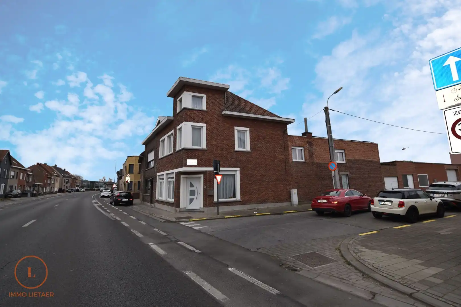 Ruime instapklare woning met 4 slaapkamers en studio, tuin en garage foto {{pictureIndex}}