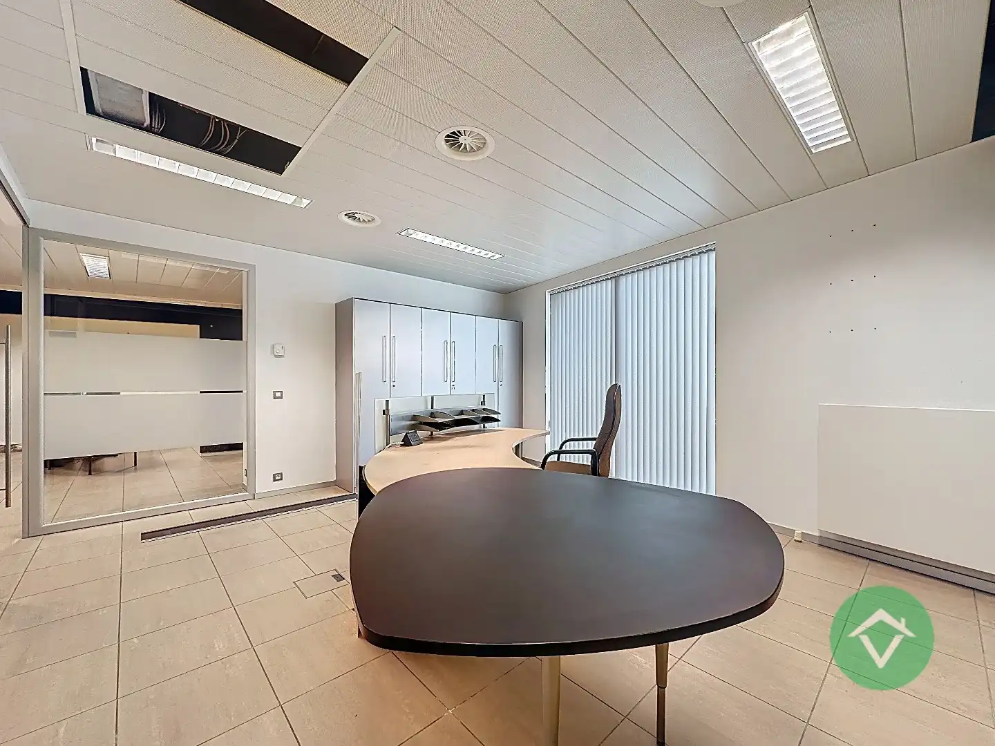 Commerciële toplocatie in Vleteren met burelen, vergaderruimtes en parking foto 15