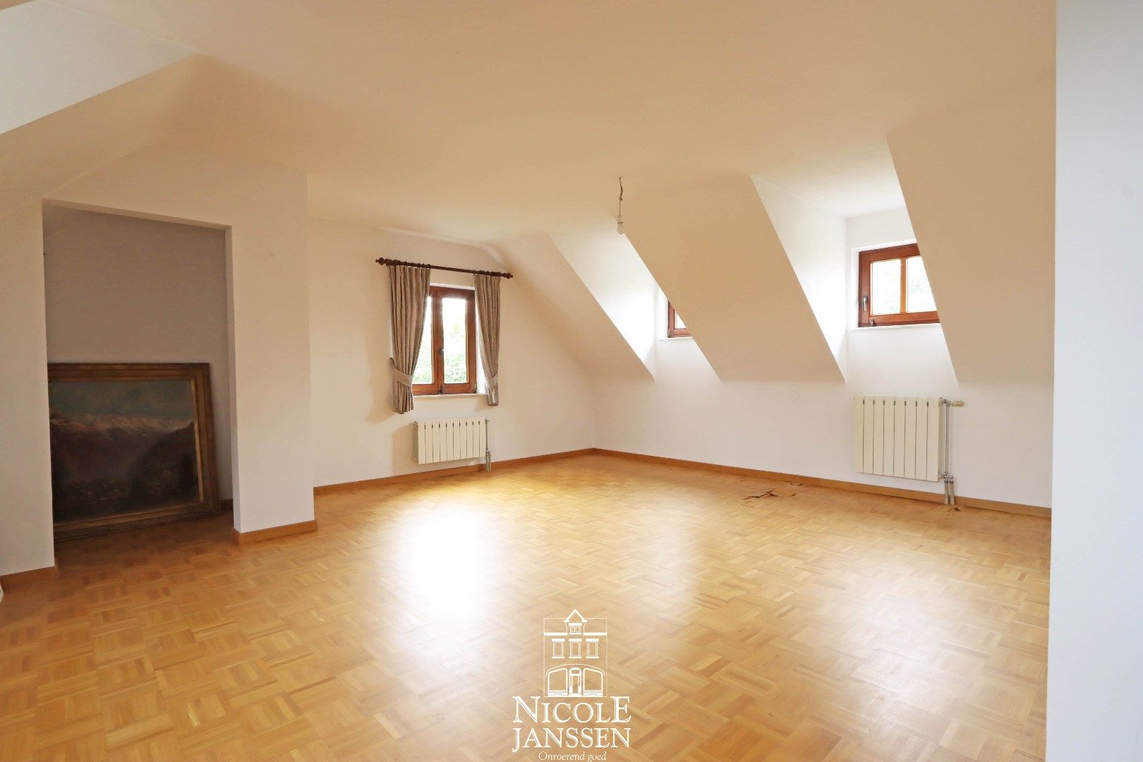 Ruim ingedeelde villa met 7 slaapkamers, dubbele garage en volledig omheinde tuin  foto 23