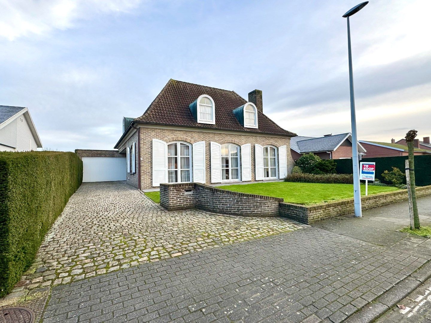 ALLEENSTAANDE VILLA MET 4 SLAAPKAMERS, GARAGE EN TUIN foto {{pictureIndex}}