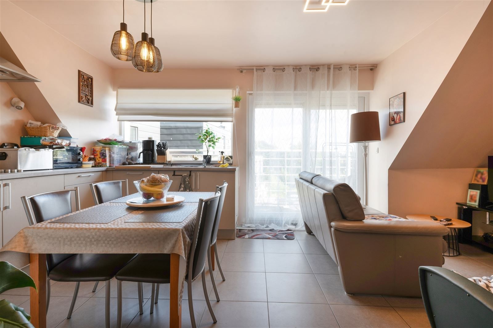 Instapklaar duplexappartement op toplocatie te Wetteren! foto {{pictureIndex}}