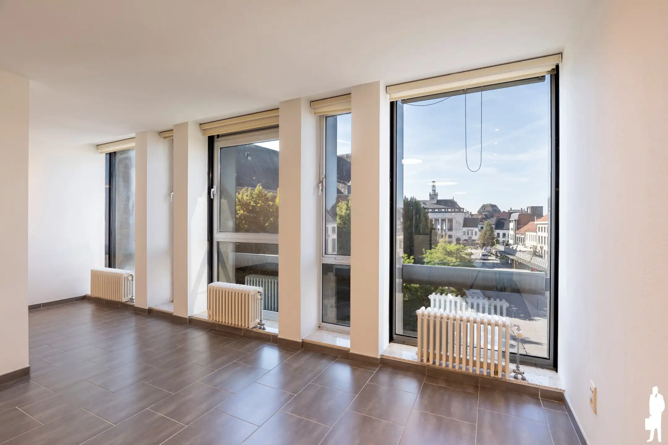 Ruim appartement met 2 slaapkamers, parking en groot terras foto 4